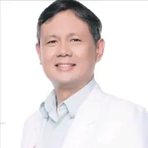 M. A. Sarte, MD, in weißem Arztkittel und Hemd vor weißem Hintergrund.