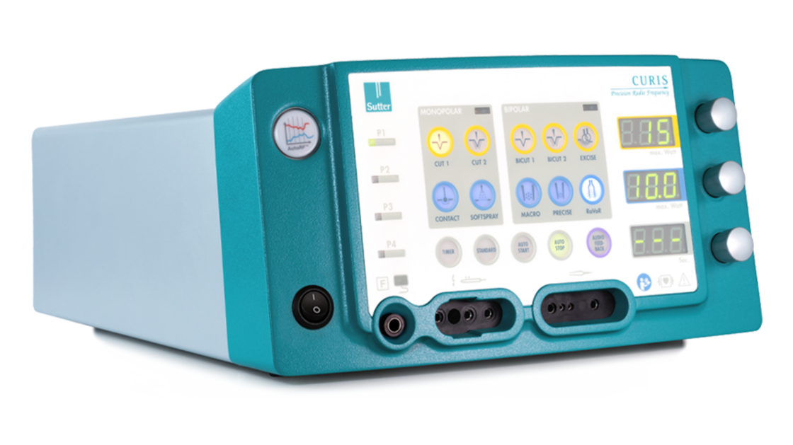 CURIS® 4 MHz Radiofrequenz-Generator von Sutter Medizintechnik in schräger Vorderansicht, mit Display, Bedienelementen und Anschlussbuchsen.