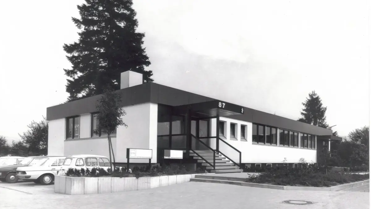 Schwarz-weiß Fotografie zeigt Firmengebäude von Sutter in den 80er Jahren