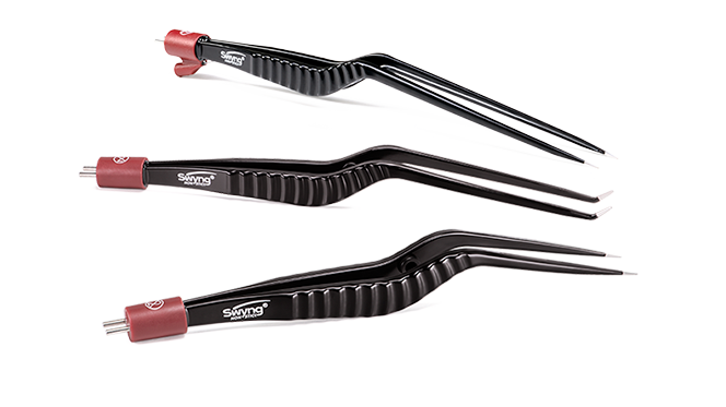 Drei Swyng® non-stick bipolare Pinzetten in schwarzer Ausführung mit rotem Anschlussstecker, seitlich angeordnet in unterschiedlichen Längen.