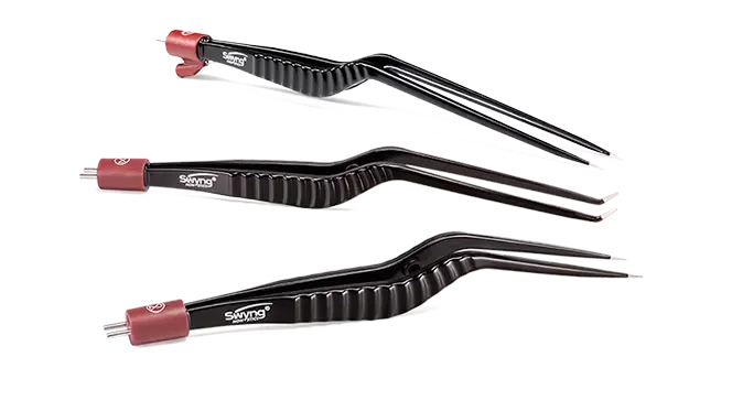 Drei Swyng® non-stick bipolare Pinzetten in schwarzer Ausführung mit rotem Anschlussstecker, seitlich angeordnet in unterschiedlichen Längen.