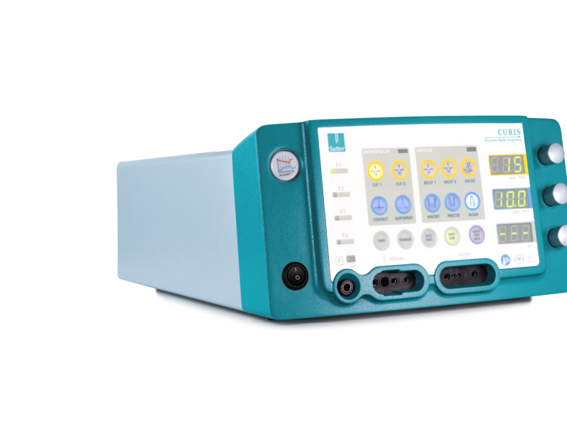 Linke Seitenansicht des CURIS® 4 MHz Radiofrequenz-Generators mit gut sichtbarem Bedienfeld, Drehreglern, Display und Anschlüssen für verschiedene chirurgische Instrumente.