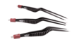 Set aus drei Swyng® non-stick bipolaren Pinzetten in Schwarz mit rotem Anschluss, gebogenen Spitzen und ergonomischem Griff, auf weißem Hintergrund.