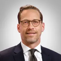 Porträt von Paul Gardner, MD, vor hellem Hintergrund