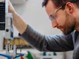 Ein Mitarbeiter von Sutter Medizintechnik arbeitet konzentriert an einem medizinischen Instrument in der Feinmechanik – Fokus auf Präzision und Qualität