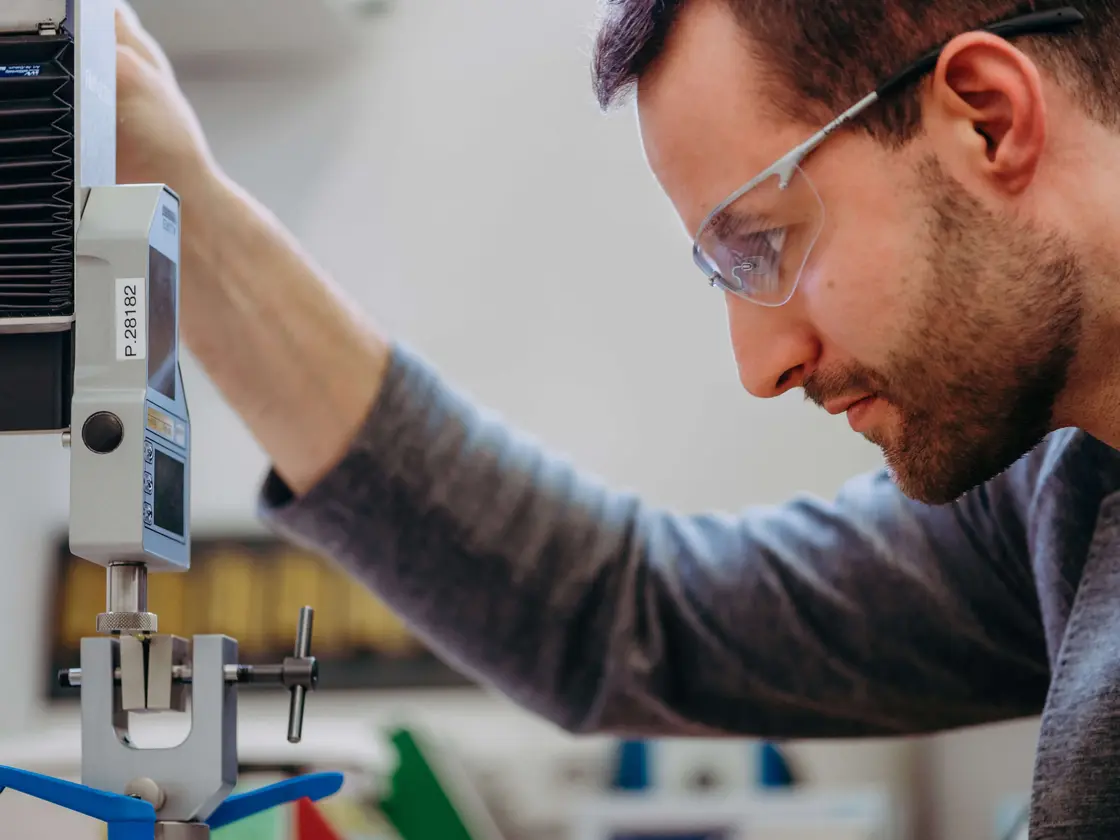 sutter-entwicklung-mitarbeiter-bei-der-arbeit.jpg Ein Mitarbeiter von Sutter Medizintechnik arbeitet konzentriert an einem medizinischen Instrument in der Feinmechanik – Fokus auf Präzision und Qualität