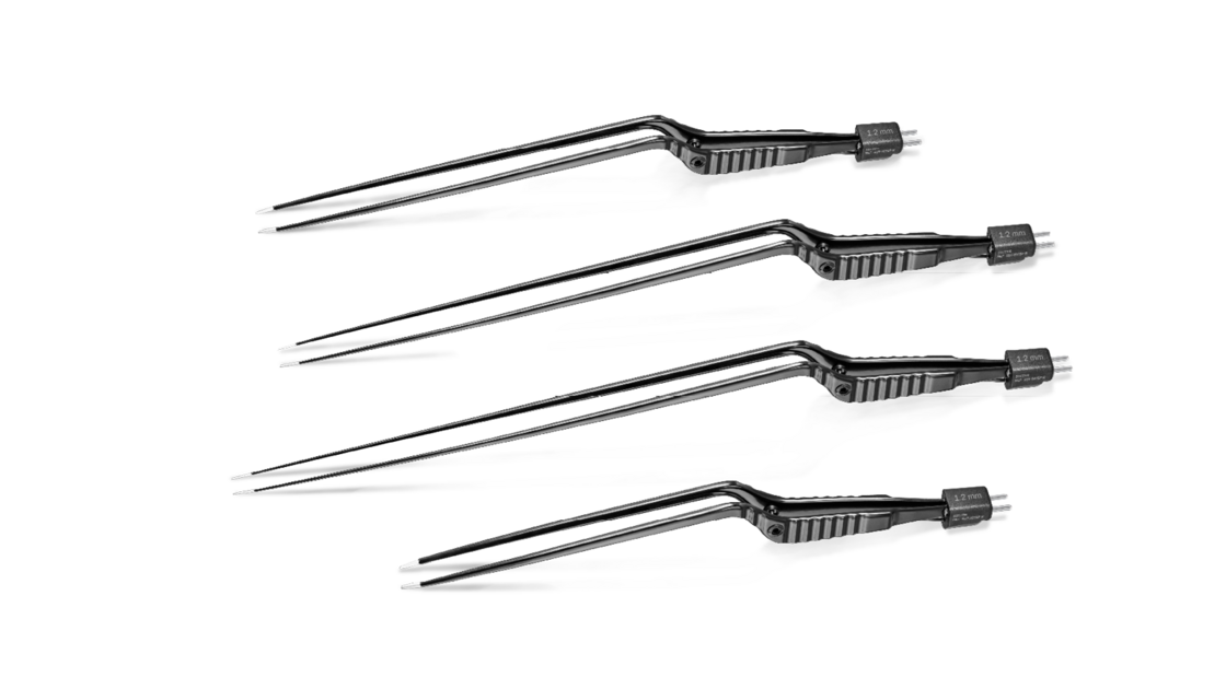 Vier schwarze bipolare Pinzetten mit abgewinkelter Spitze in unterschiedlichen Längen vor weißem Hintergrund.