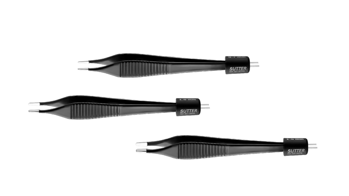 Abbildung von drei schwarzen bipolaren Pinzetten, nebeneinander angeordnet, jeweils mit geriffeltem Griffbereich und verschiedenen Spitzenformen.