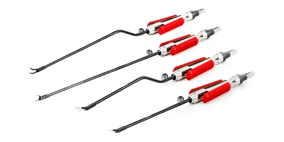 Vier Calvian endo-pen bipolare Klemmen, non-stick, mit langem, schwarzem Schaft und rotem Griffbereich vor weißem Hintergrund.