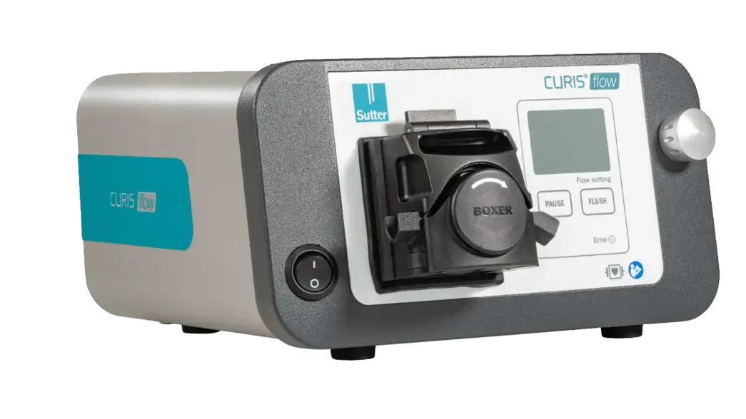 Seitliche Ansicht der CURIS® flow Spülpumpe mit Sicht auf Frontbedienelemente, Schlauchhalterung und Gehäuse mit Sutter-Logo.