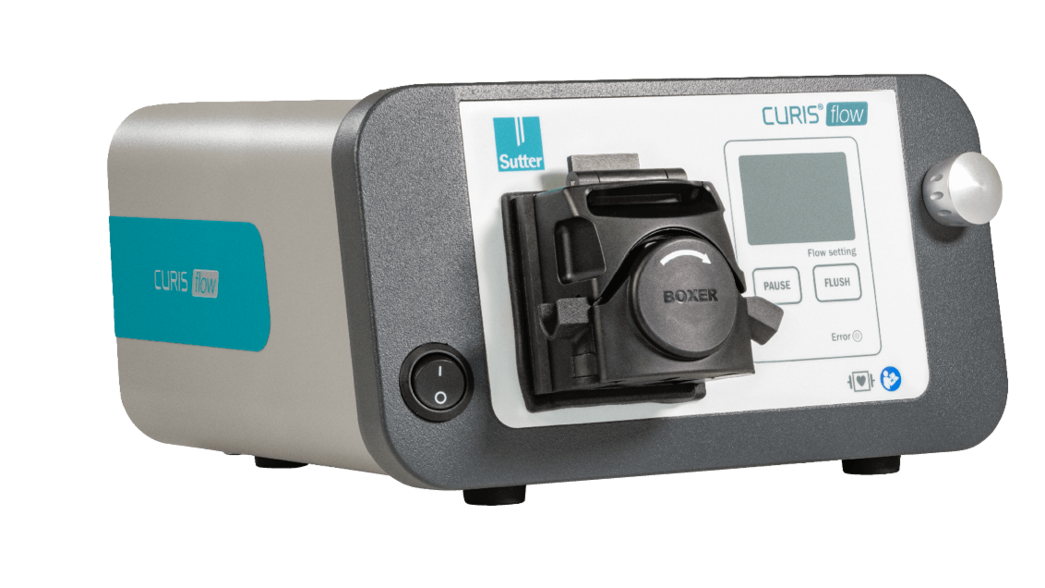 Seitliche Ansicht der CURIS® flow Spülpumpe mit Sicht auf Frontbedienelemente, Schlauchhalterung und Gehäuse mit Sutter-Logo.