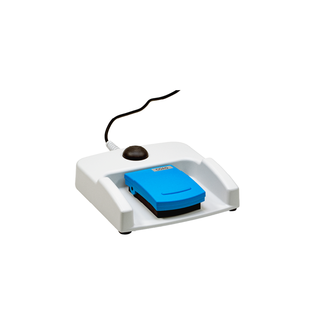 Blauer Einzelfußschalter mit Schutzhaube für die präzise Steuerung des CURIS® Radiofrequenzgenerators während chirurgischer Eingriffe.