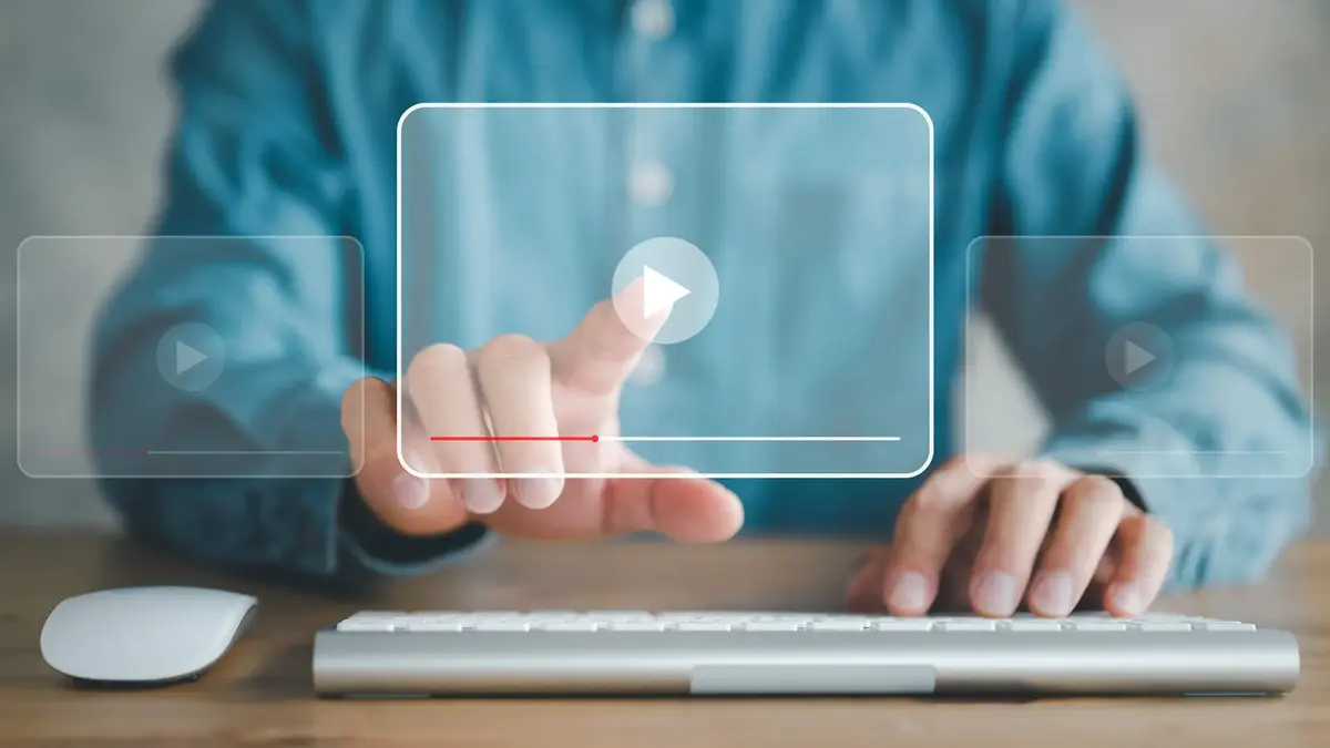 Person startet ein Online-Video – Symbolbild für die Mediathek, E-Learning und digitale Schulungsangebote bei Sutter Medizintechnik.