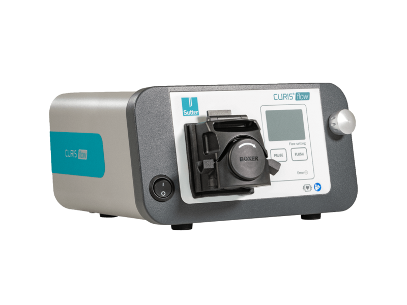 CURIS® flow Spülpumpe in frontseitiger Schrägansicht mit Sicht auf Bedienelemente, Display und Schlauchhalterung.