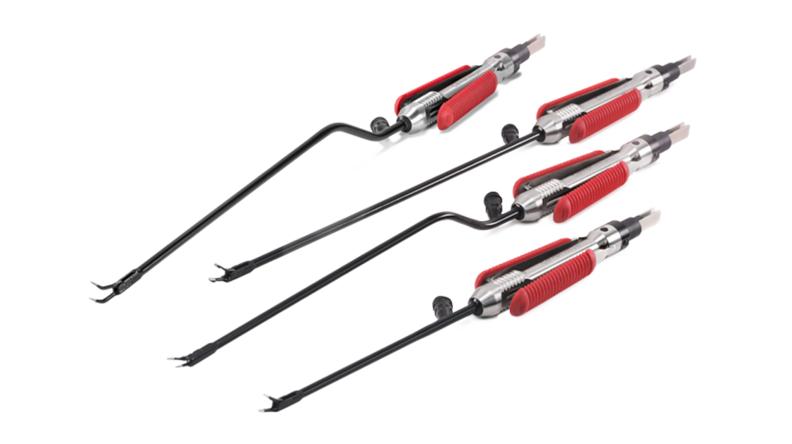 (Illustrative product image with EU flat connector) Vier Calvian endo-pen bipolare Klemmen mit schwarzem Schaft und rotem Griffbereich auf weißem Hintergrund.