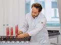 Mitarbeiter von Sutter Medizintechnik beschichtet chirurgische Instrumente – Präzision bis ins Detail
