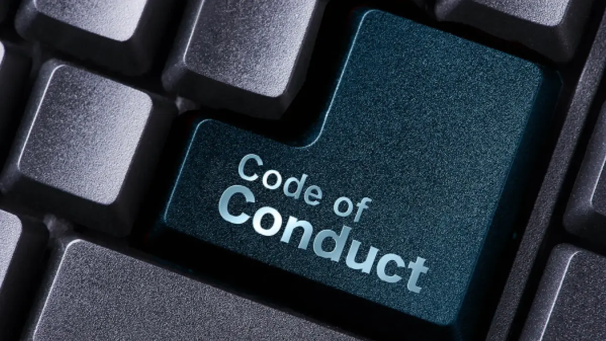 code-of-conduct-tastaturtaste.jpg Nahaufnahme einer Computertastatur mit einer hervorgehobenen petrolfarbenen Taste, auf der „Code of Conduct“ steht.